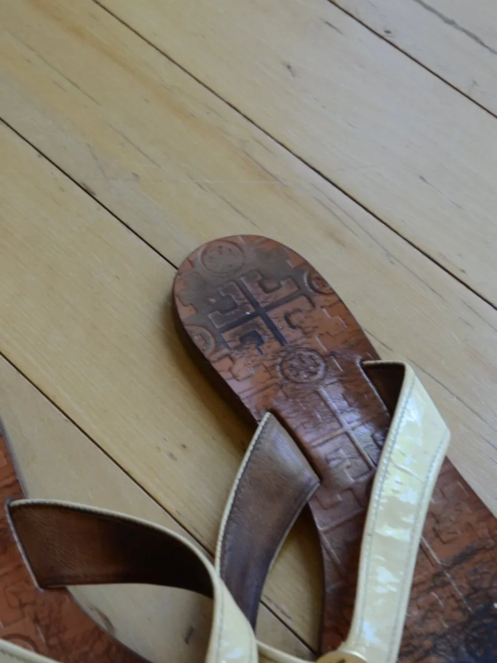 Tory Burch Thora Beige Leather Gold Logo Thong Flat Sandals Size 11M